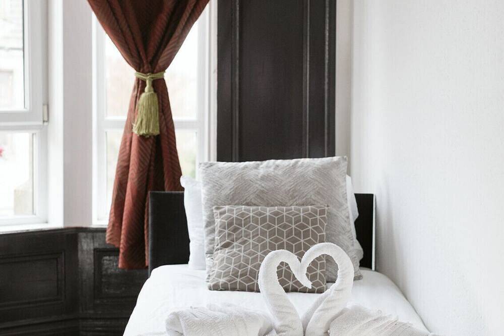 Oakshaw Guesthouse - Cozy Single Room in a Central Location. R10 in Paisley, Renfrewshire