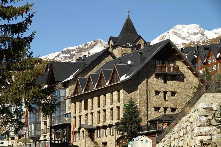 Hôtel pour 4 personnes, avec piscine et vue ainsi que sauna et terrasse, animaux acceptés dans Formigal - 3