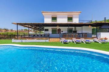 Casa rural para 14 personas, con jardín además de piscina y balcón en Pizarra