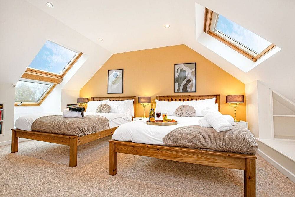 Exquisite 7 Bedroom 5.5 Bathroom House w/ Parking in Upton (Northamptonshire), Northampton