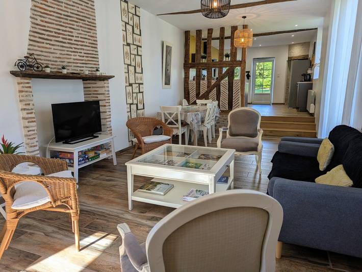 **Geräumiges renoviertes Ferienhaus für 6 Pers, privater Garten, in historischem Gutshof, Nähe Orléans** in Loury, Loire-Tal