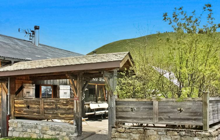 Bergblick Rückzug: Gemütliche 2BHK mit Parkplatz und Kamin in Mieussy, Region Bonneville