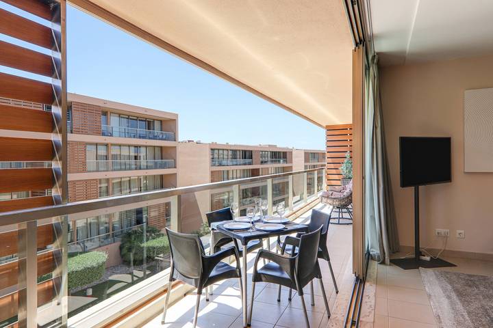 Apartamento inteiro, Apartamento Salgados 12C com Piscina, Wi-Fi, A/C, Varanda & Jardim in Guia, Distrito de Faro