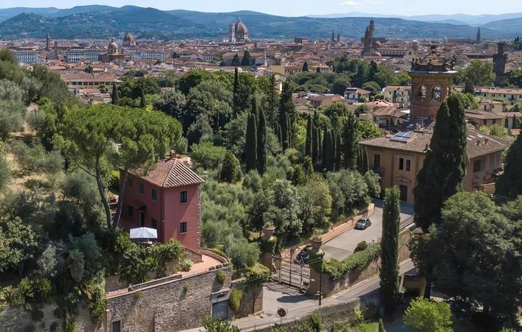 Villa für 6 Personen, mit Balkon und Whirlpool sowie Terrasse und Garten in Florenz