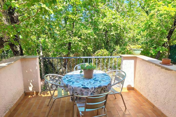 Location de vacances pour 4 personnes, avec jardin ainsi que terrasse et piscine à Balazuc
