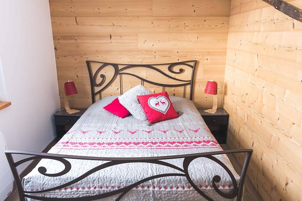 Appartement entier, Gîte spacieux Authentique Terrasse 25m² exposée plein sud Face à l'arrêt navette in Font-Romeu-Odeillo-Via, Parc naturel régional des Pyrénées catalanes