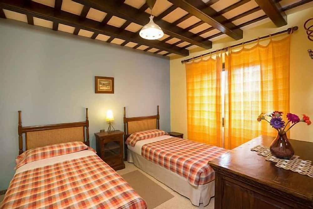 Casa rural La Nana amb piscina, prop de Banyoles i Girona (8 persones) in Vilavenut, Fontcuberta