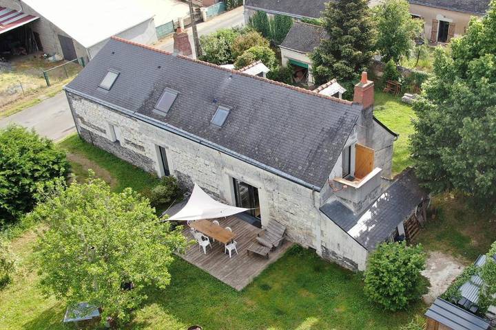 Gîte pour 2 personnes, avec jardin ainsi que balcon et vue à La Ménitré