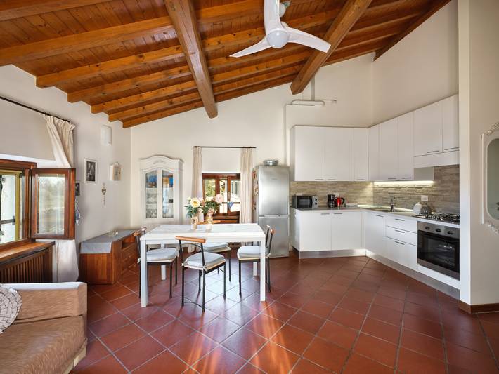Entire apartment, Regarda - Bilocale Antico Convento del 700, tramonti sul lago, piscina e tennis in Bardolino, Garda Mountains