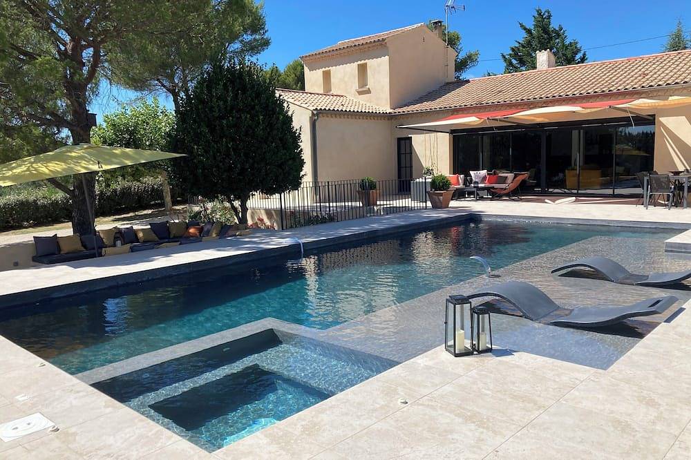 Chambre avec salle de bain, toilettes et terrasse à 200m du Golf de Saumane in Saumane-de-Vaucluse, Vaucluse