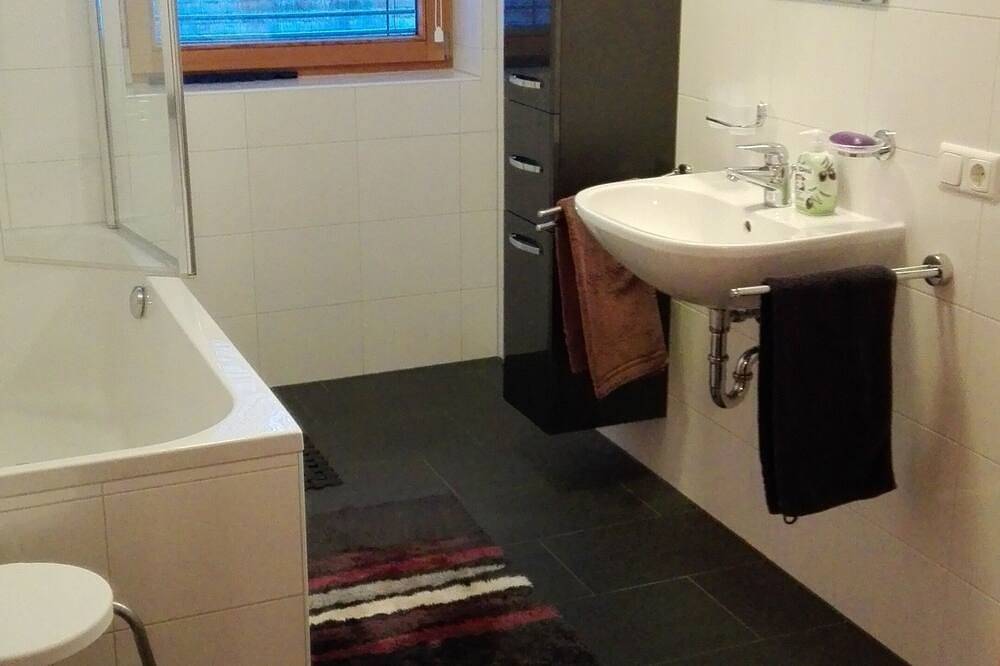 Ganze Wohnung, Family-friendly accommodation, just a few minutes from the ski areas in Schnepfau, Bregenzerwald