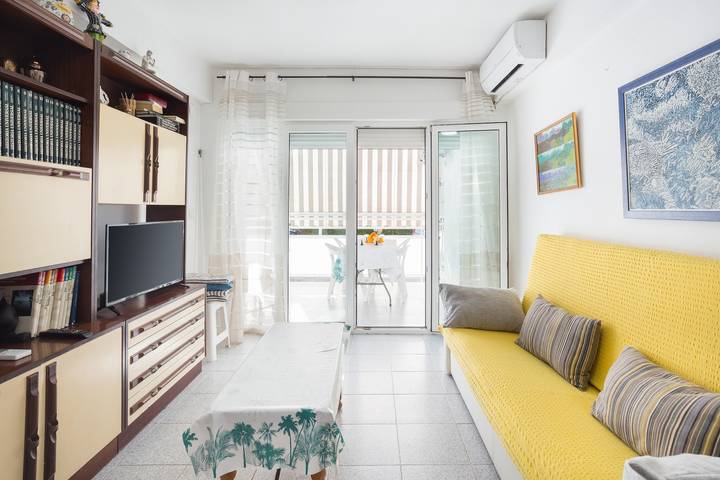 Apartamento entero, Apartamento 'Ca Llaurí' con vistas al mar, Wi-Fi y aire acondicionado in Platja de Daimús (Daimús), Daimuz