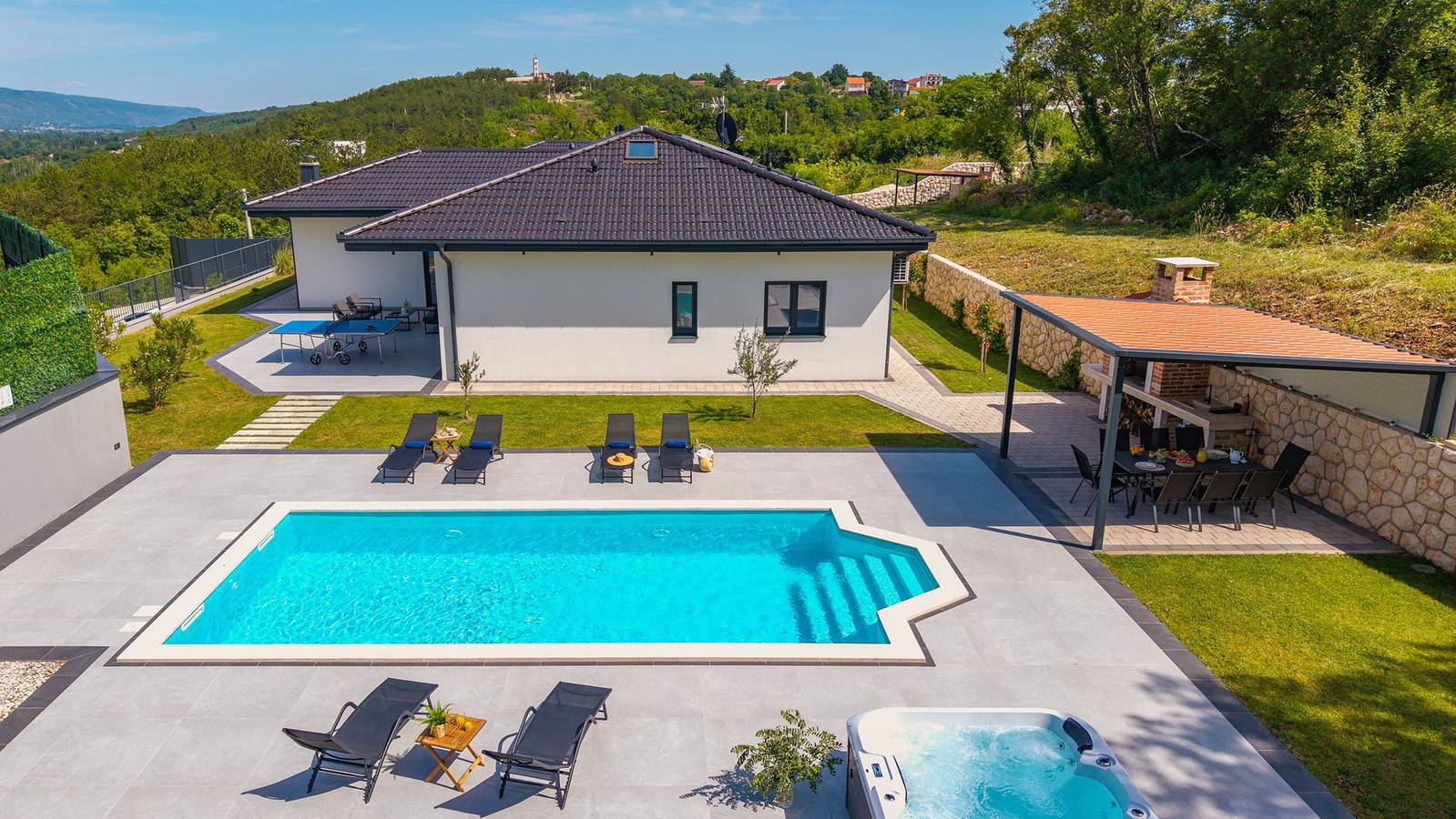 Villa im Makarska-Hinterland mit Whirlpool, Finnischer Sauna, Beheiztem Pool, Tischtennis, Spielhaus und Trampolin in Imotski, Makarska Riviera