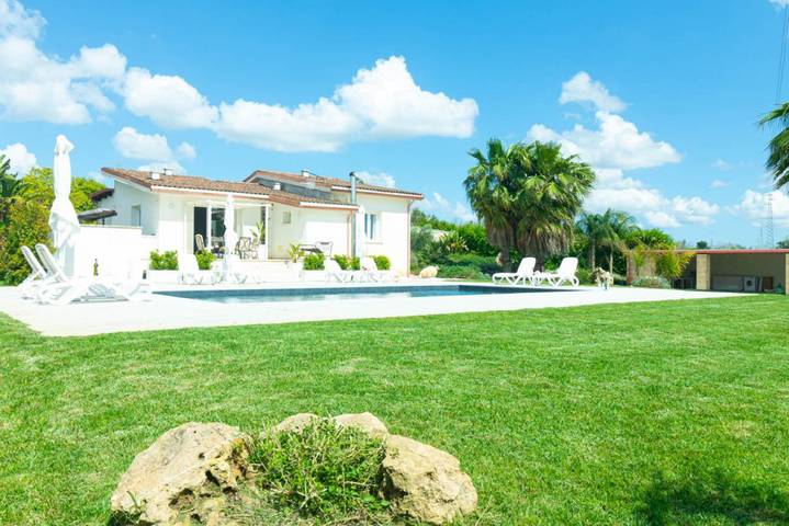 Villa con piscina per 4 persone, con idromassaggio e giardino nonché piscina e sauna a Casarano