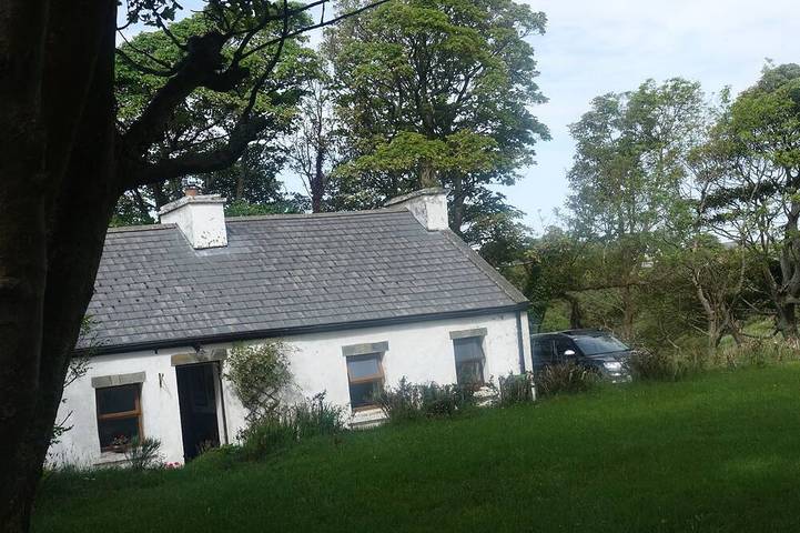 Abgelegene Hütte in atemberaubender Berglandschaft nahe Dorf in Glenties, County Donegal