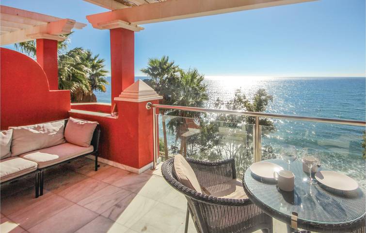 Entire holiday apartment, La Rada Breeze: Cozy Apartment with AC, Terrace & Parking in Playa del Angel (Estepona), Estepona