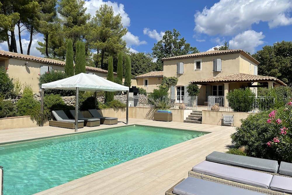 Luxus-Villa am Hang mit herrlichem Blick auf das Dorf und Tal in Tourtour, Draguignan Region