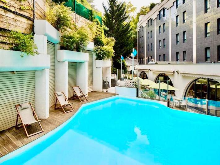 Hôtel pour 4 personnes, avec terrasse et piscine
