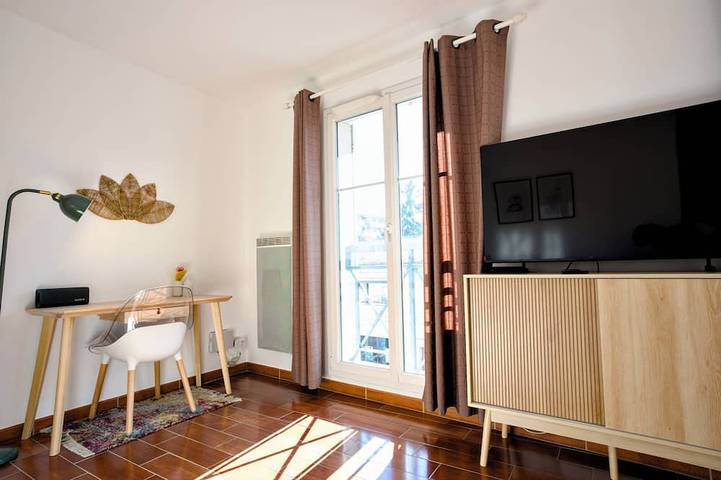 Appartement entier, Serene 1-bedroom apartment in charming Poissy perfect for relaxing stay in Poissy, Yvelines