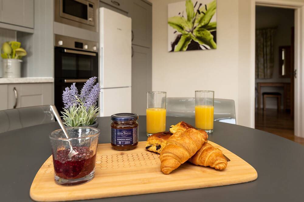 Honeysuckle Lodge - für 4/5 Personen mit Holzofen und eigenem Whirlpool in Cheddar, Somerset