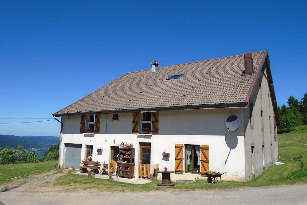 Apartamento entero, Antigua granja reformada con vistas al lago y al valle. in Gérardmer, Parque natural regional de los Ballons des Vosges