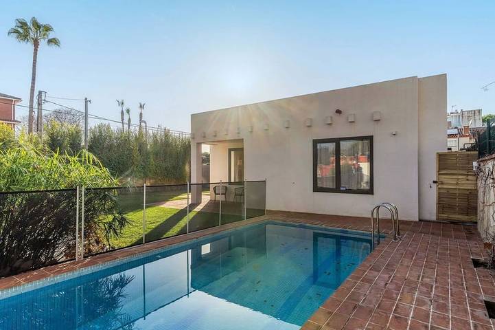 Ferienwohnung für 6 Personen, mit Garten und Pool in Castelldefels