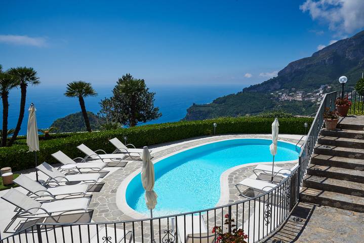 Location de vacances pour 14 personnes, avec piscine ainsi que jardin et terrasse à Scala