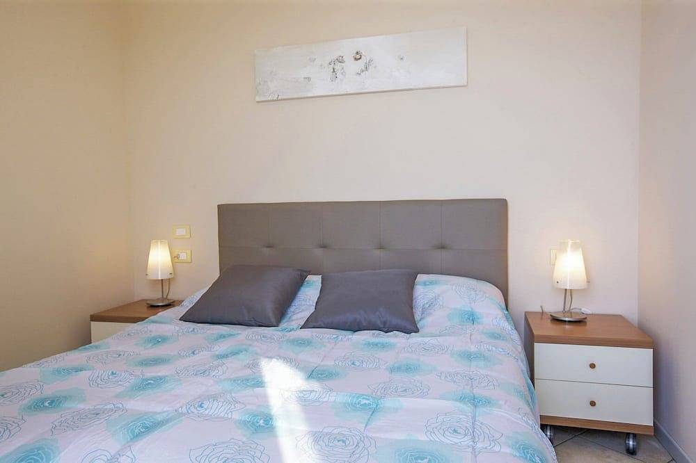 Entire apartment, 2-room apartment with small balcony in an Art Nouveau villa with communal pool in Baveno, Comune di Baveno