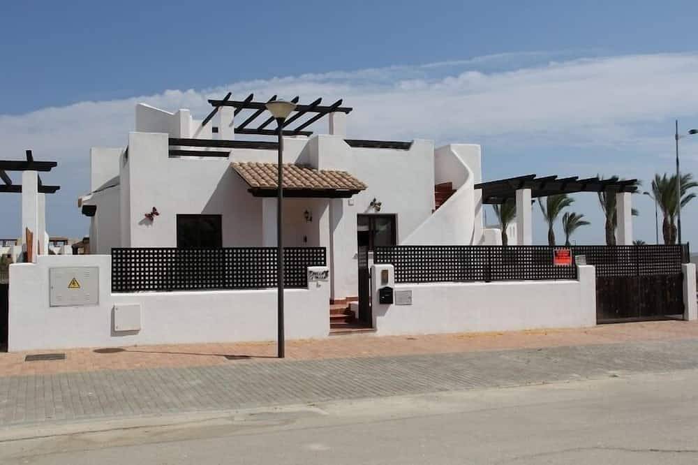 Beautiful 3 Bedroom Detached Villa with Private Pool & Jacuzzi, Wifi,  Tv, Bbq, in Vera, Costa de Almería