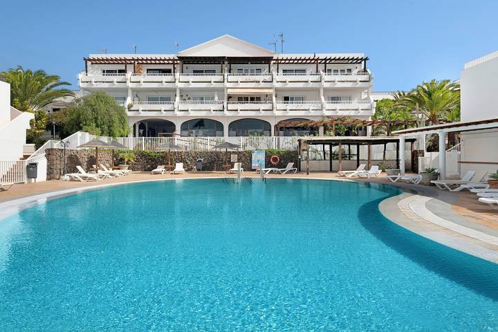 Entire apartment, Vacation Home 'Casa Paloma' near Beach with Private Terrace & Wi-Fi in Costa Teguise, Teguise
