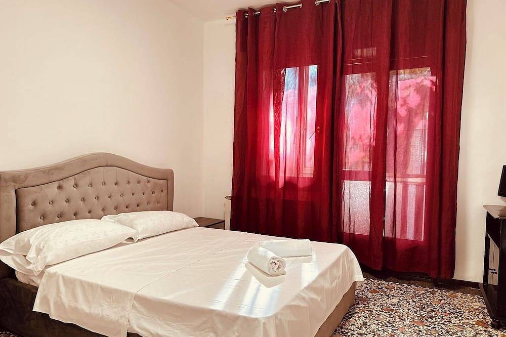 Entire apartment, Double room with balcony 2 people’s in Mestre, Venice