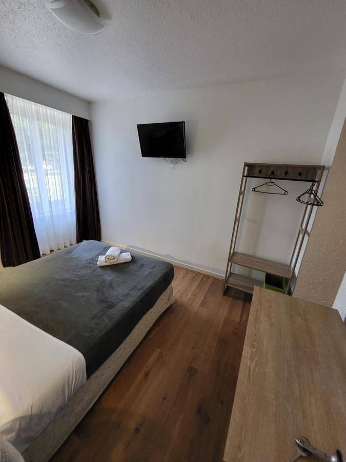 Double Room with Private Bathroom in Sennecé-lès-Mâcon, Mâcon