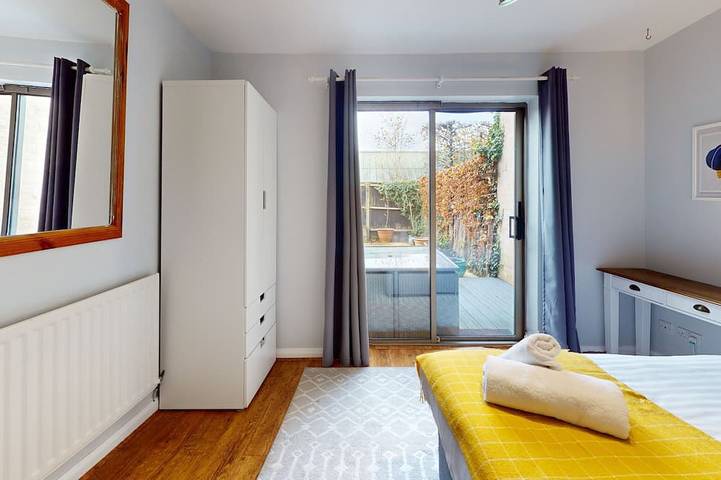 Bannister House | Oxford Holiday Let | 5 Beds & Sleeps 9 in Oxford, Oxfordshire