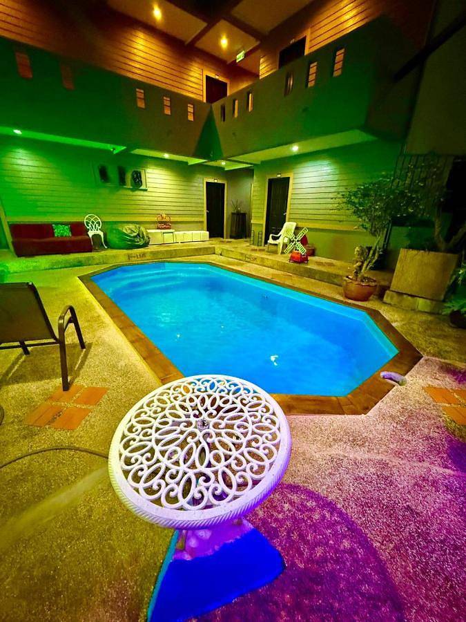 Hotel für 3 Personen, mit Ausblick und Pool sowie Balkon in Phuket