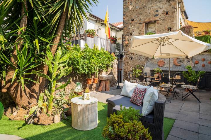 Appartement entier, Appartement 'A Ugghia- Dépendance' avec jardin, jacuzzi commun et climatisation in Fiumefreddo di Sicilia, Province de Catania