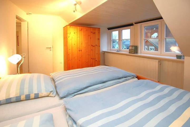 Ganze Wohnung, Mittelstraße 18, Whg. 1, Haus am Rosenbeet - Ferienwohnung mit 3- Zimmern auf in Nordfriesische Inseln (Schleswig-Holstein) (Schleswig-Holstein), Wyk auf Föhr