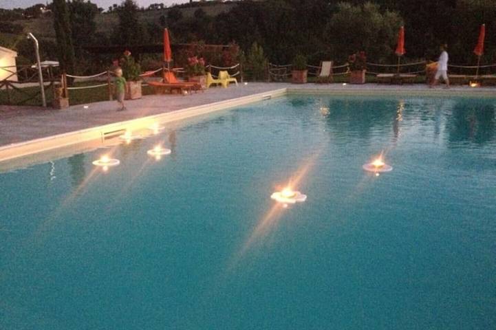 Appartamento per 26 persone, con piscina e giardino, con animali domestici in San Costanzo