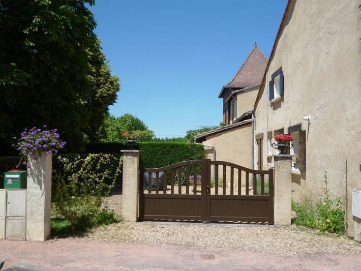 Location de vacances pour 4 personnes, avec Terrasse et Jardin ainsi que Piscine et Vue à Le Pizou