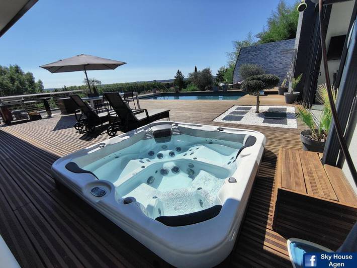 Appartement de vacances pour 4 personnes, avec Balcon et Jacuzzi ainsi que Terrasse et Piscine