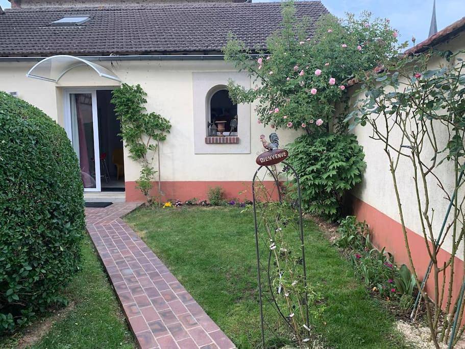 Maisonnette proche de Chartres avec Wifi in Saint-Prest, Région de Chartres