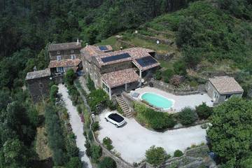 Gîte pour 12 personnes, avec terrasse et jardin à Le Martinet