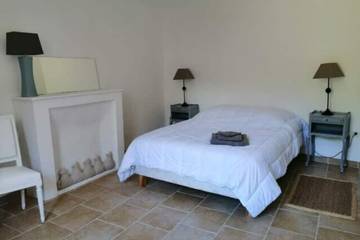 Gîte pour 6 personnes, avec terrasse et jardin à Courry