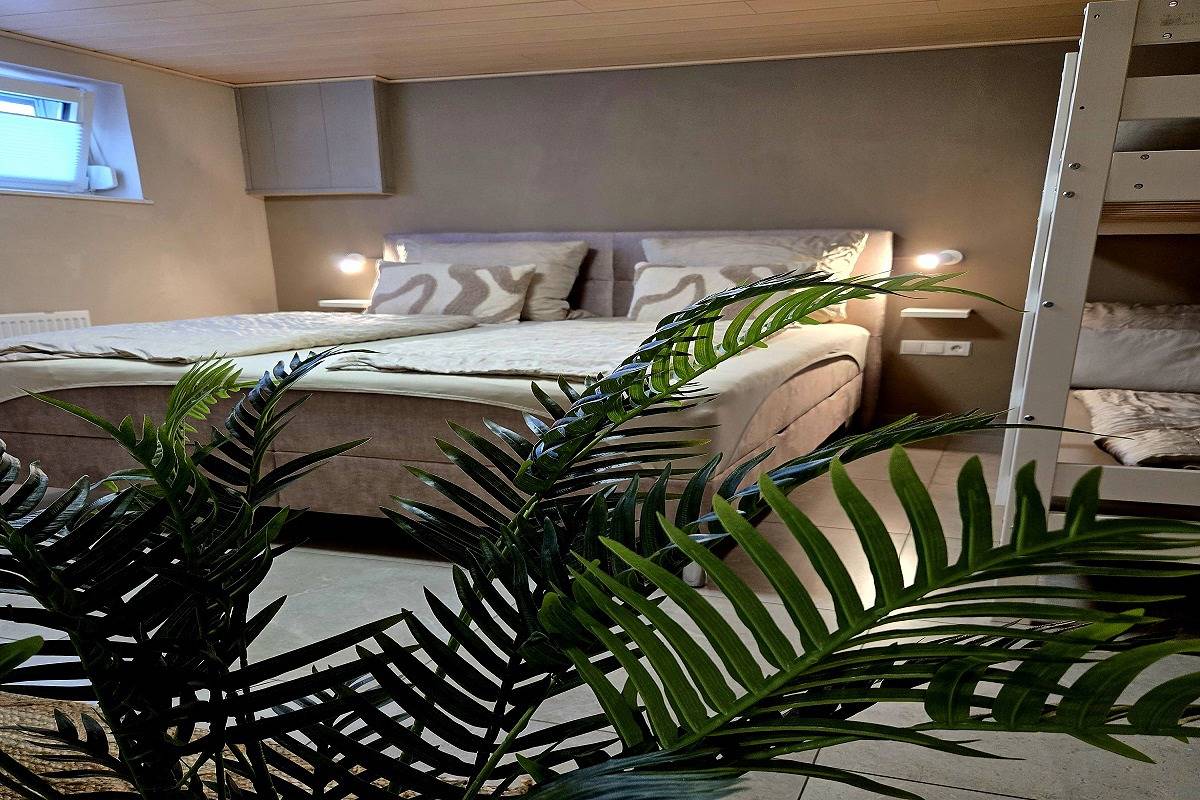 Gästehaus Diebold - Familienzimmer Nr. 2 im Untergeschoss mit Wc/Dusche in Europa-Park, Rust