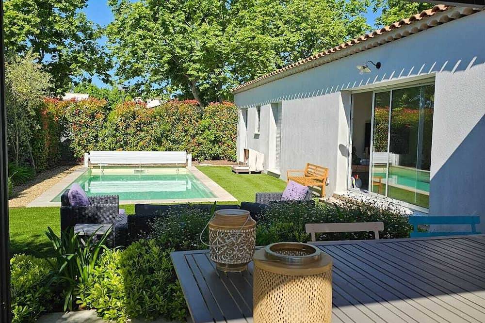 Between Aix and the Luberon: single-storey house with swimming pool and flower garden in Coudoux, Aix-en-Provence region