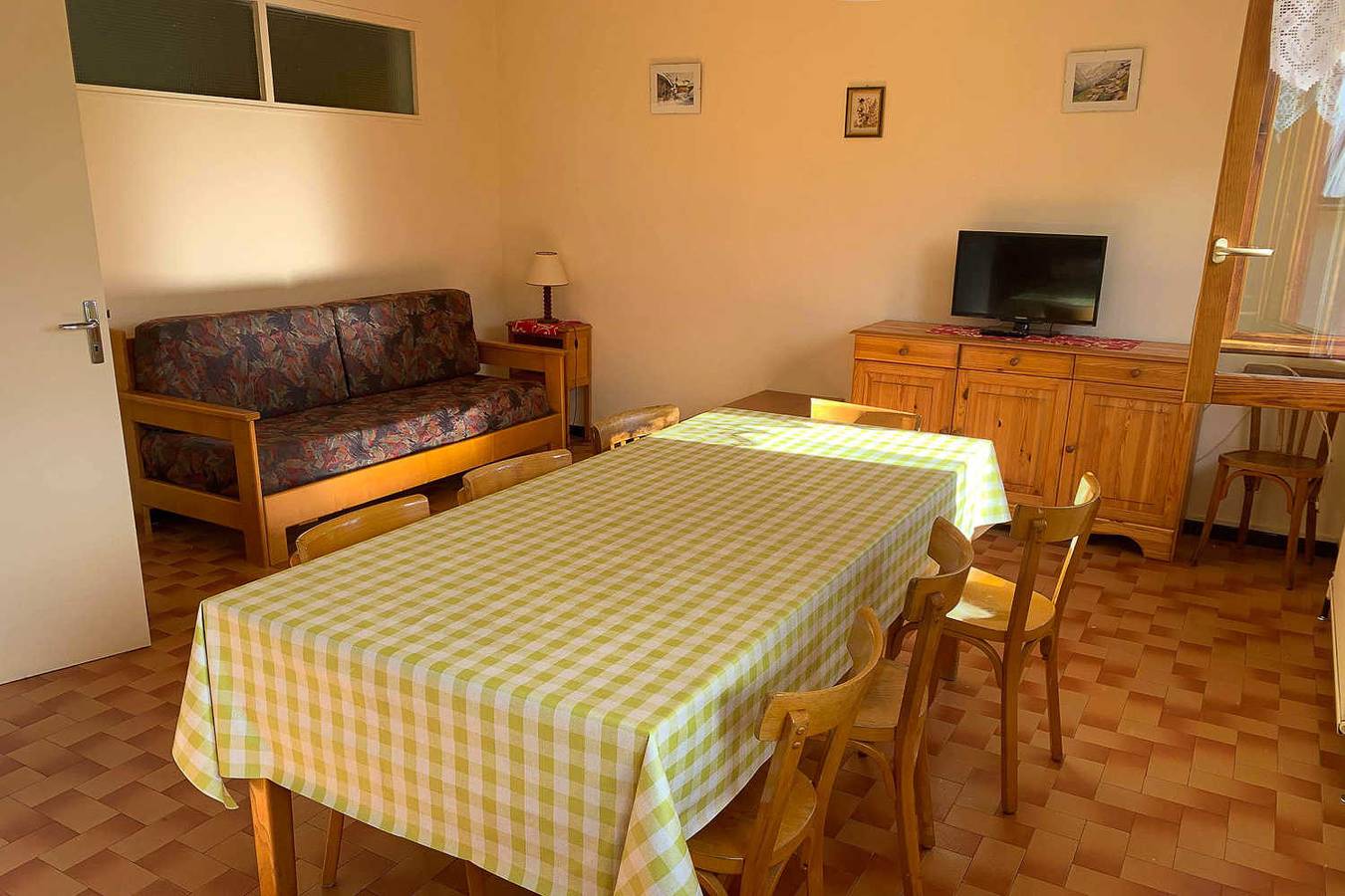Gîte confortable avec parking, TV et jardin à 2 km des remontées mécaniques in Corrençon-en-Vercors, Parc naturel régional du Vercors