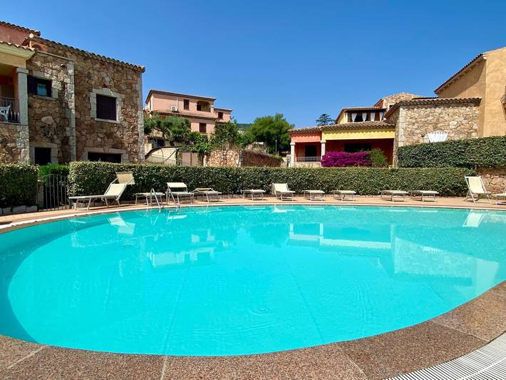 Villa « Luna » avec piscine partagée, vue montagne, Wi-Fi et climatisation in Straulas, San Teodoro