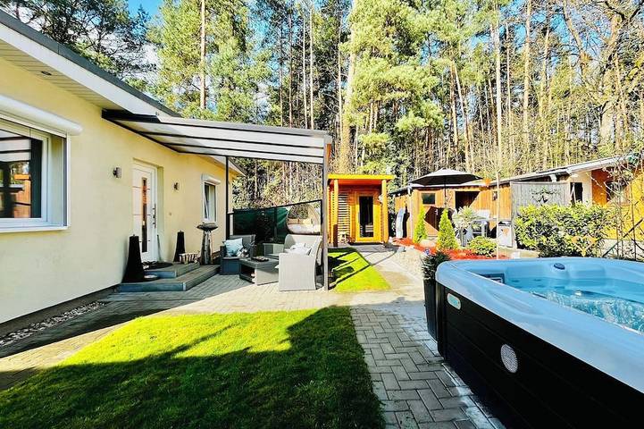 Ferienhaus für 4 Personen, mit Whirlpool und Terrasse sowie Garten und Sauna in Michendorf