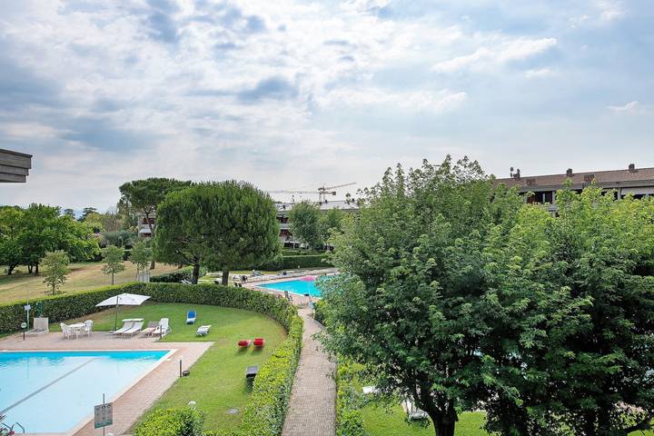 Entire apartment, Apartment 'Fior Di Loto Front Of The Pool' with Shared Pool, Wi-Fi and Air Conditioning in Rivoltella del Garda, Desenzano del Garda