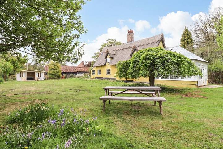 Cottage for 8 people, with hot tub and garden in Suffolk