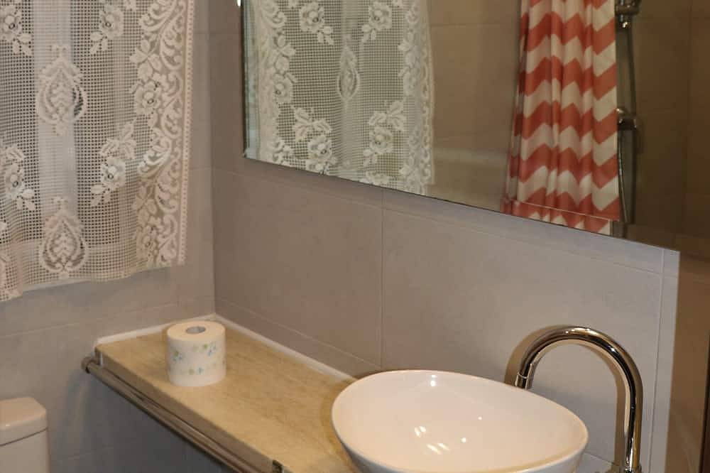 Ganze Wohnung, Modern, fully equipped 2 bedroom, dining terrace, stunning port and sea view. in Marsaskala, Insel Malta